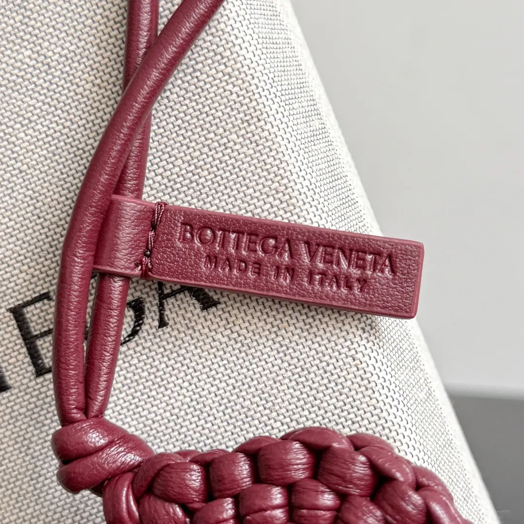 Batch 420 Let’s see what new cute little thing BV has released~ It’s this letter pendant, which is different from the puppy pendant. The weaving of this letter is more three-dimensional, and the material is very solid, and it is not easy to deform even if it is folded. Style number: B
